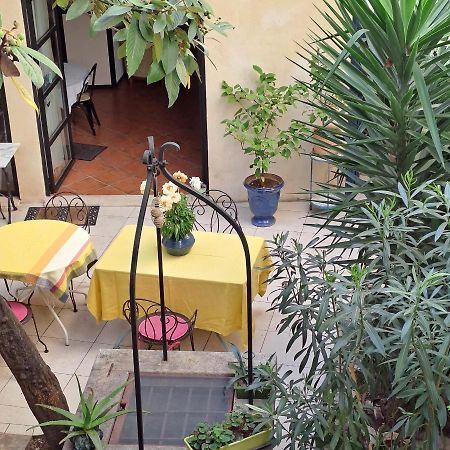 Sous Le Neflier Bed and Breakfast Nîmes Eksteriør billede