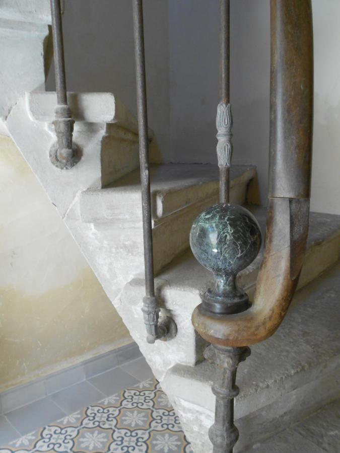 Sous Le Neflier Bed and Breakfast Nîmes Eksteriør billede
